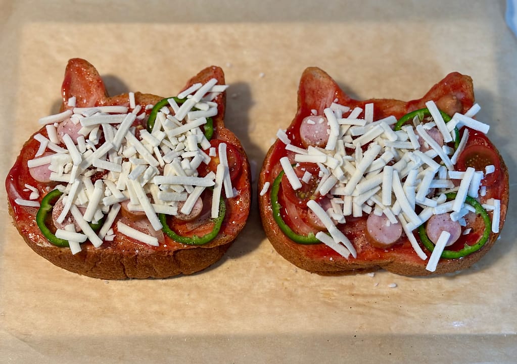 焼く前のピザトースト(チーズのせ済)