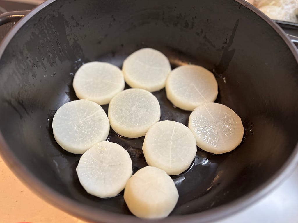 おでんの下処理、大根の加熱をしている写真。