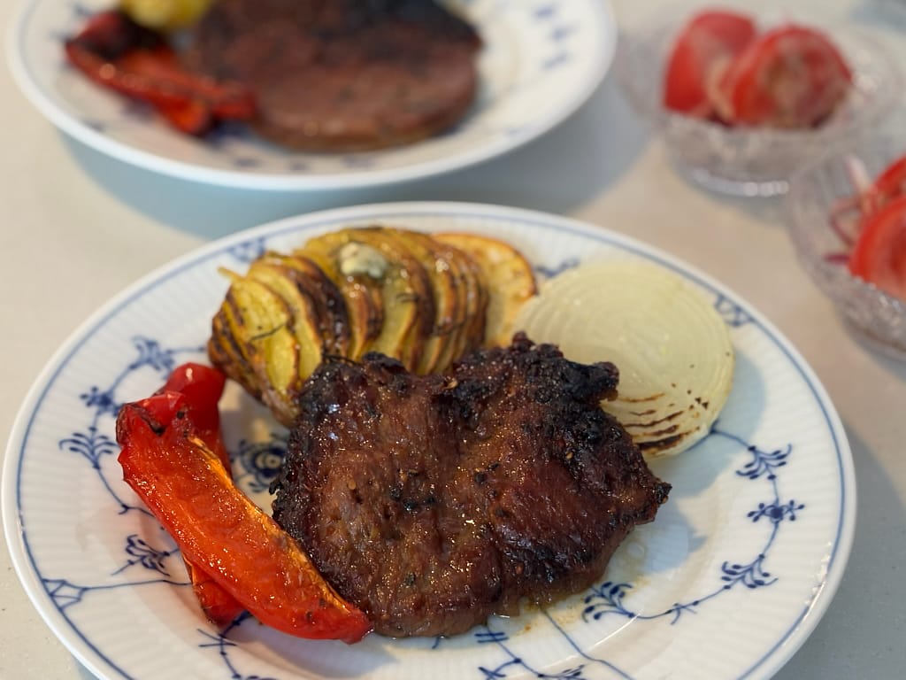 味噌カツにグリル野菜を添えた写真