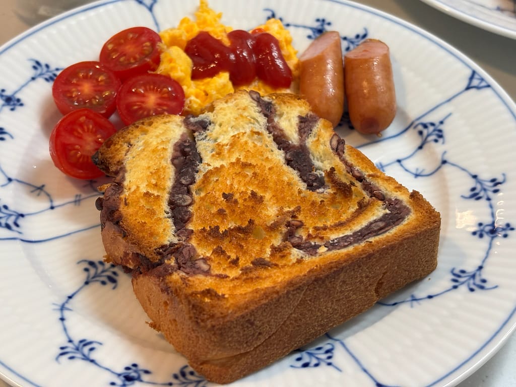 餡トーストの焼き目が美味しそうな焼き上がりの写真