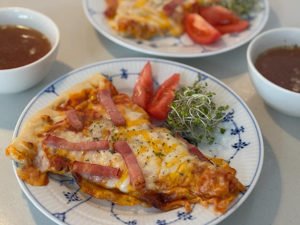 コストコのピザがヘルシオで焼くととろけるチーズで焼きたてそのものの写真