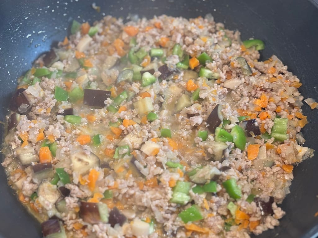 ひき肉と野菜を煮込んでいる状態