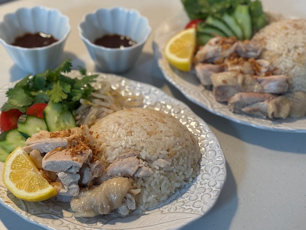 盛り付けたカオマンガイとチリソース、野菜のワンプレート（2人分）