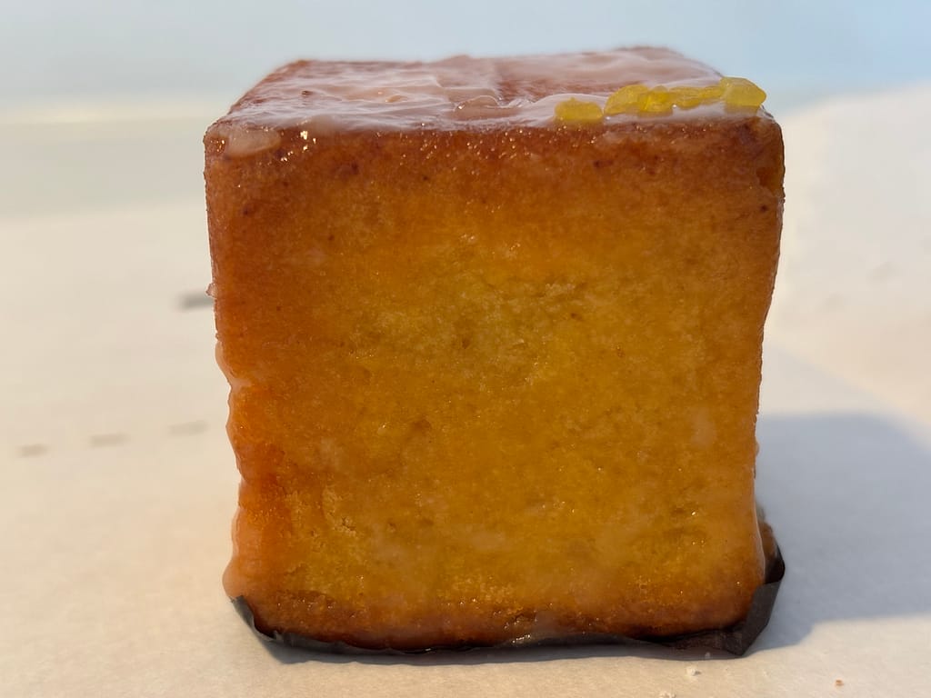 側面から見たレモンキューブケーキ