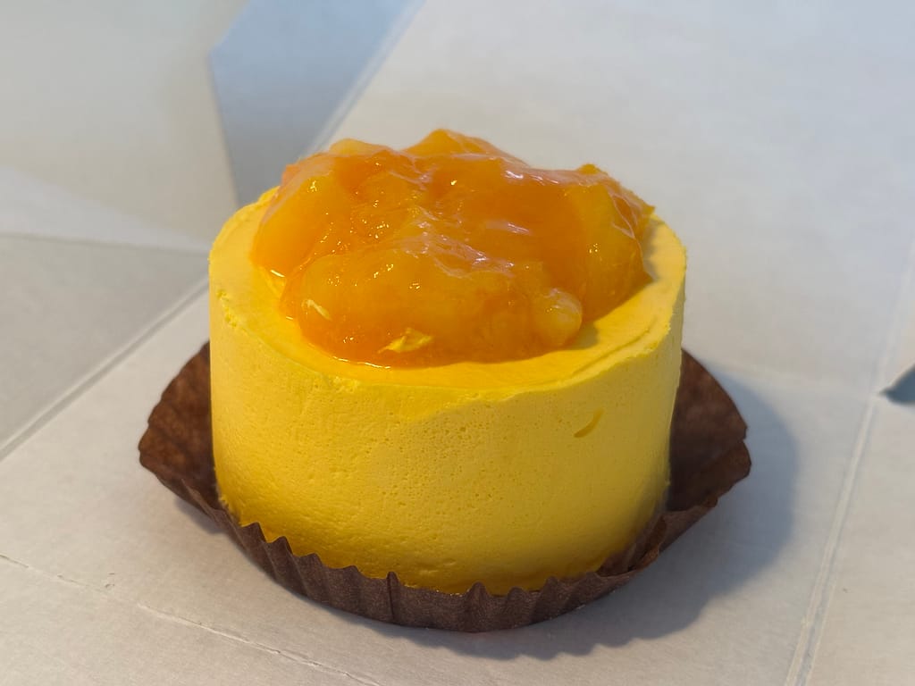マンゴームースケーキの表面のアップ