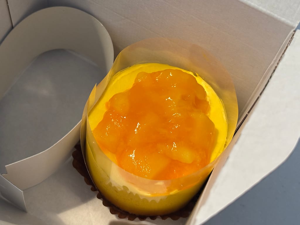 マンゴームースケーキが箱に入っている様子