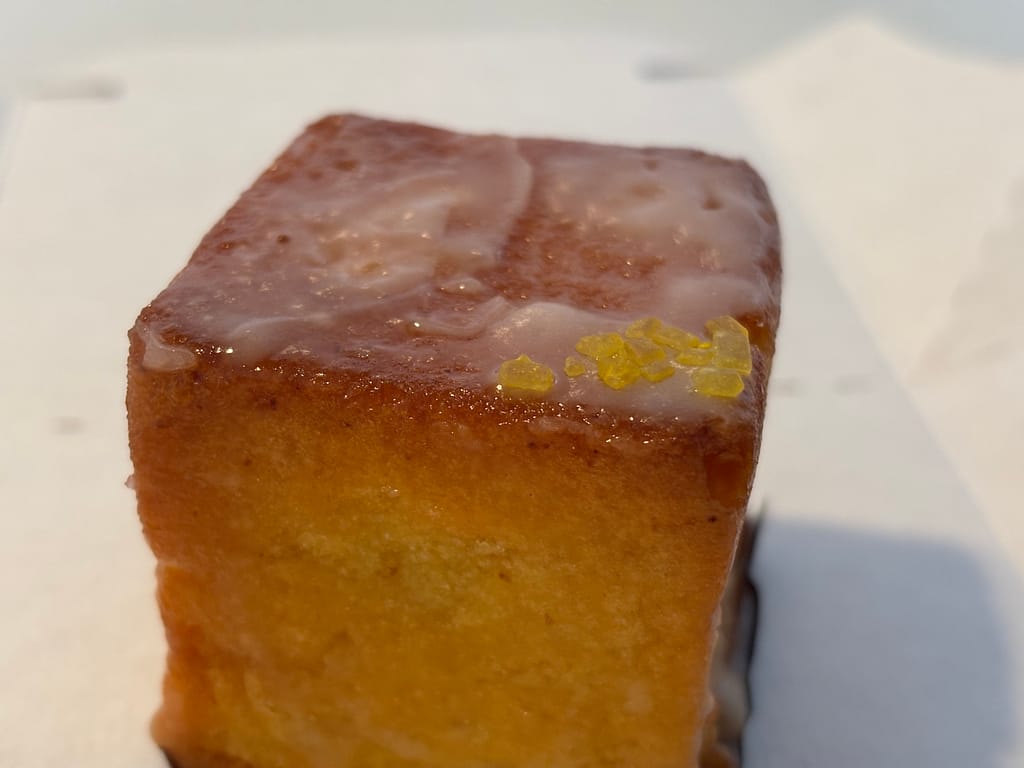 レモンキューブケーキの上部のアップ