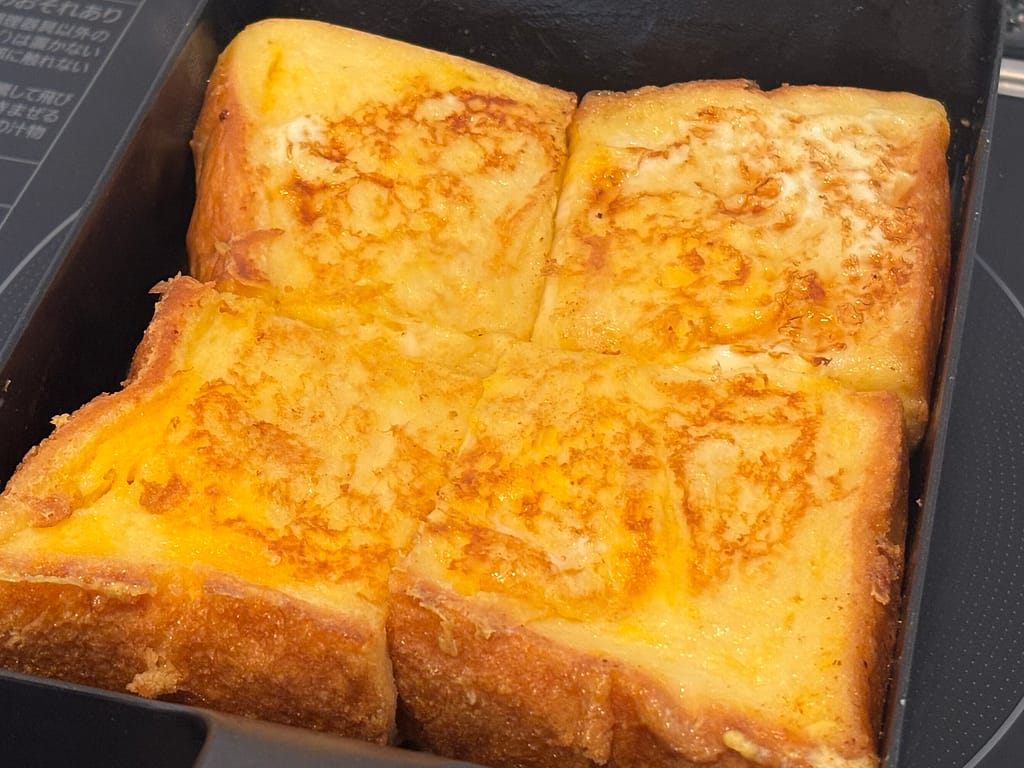 焼き色がつき始めたフレンチトースト