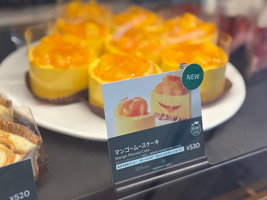 ショーケース内のマンゴームースケーキと商品カード