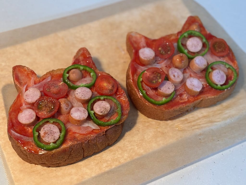 焼く前のピザトースト(具材をのせた状態)
