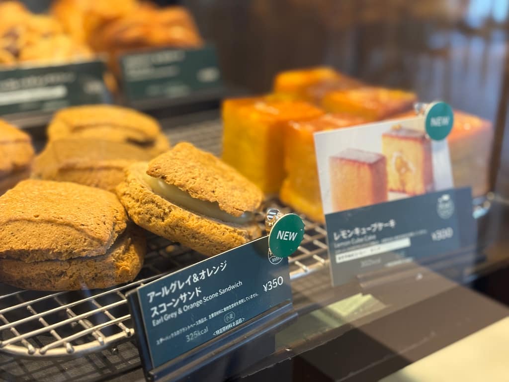 ショーケース内のレモンキューブケーキと商品カード