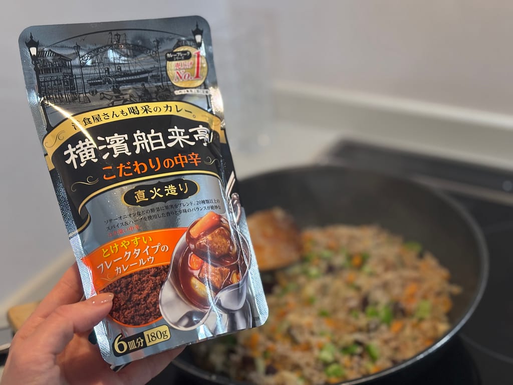 横濱舶来亭のカレールウパッケージを手に持っている画像