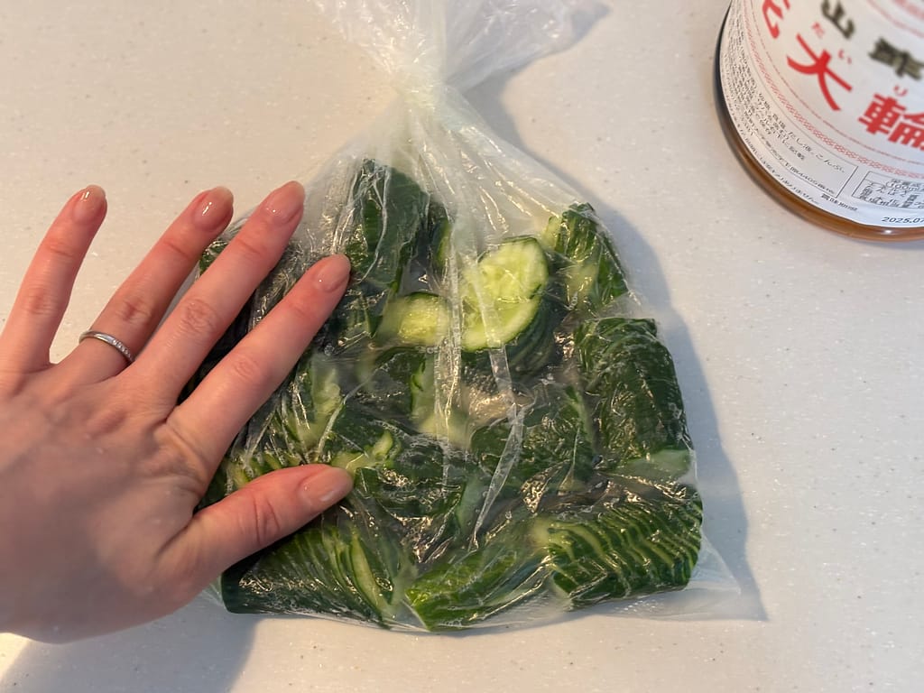 味が染み込みやすくする工夫をしている様子