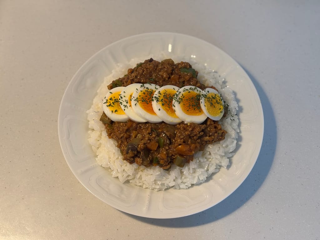 完成したキーマカレーの盛り付け