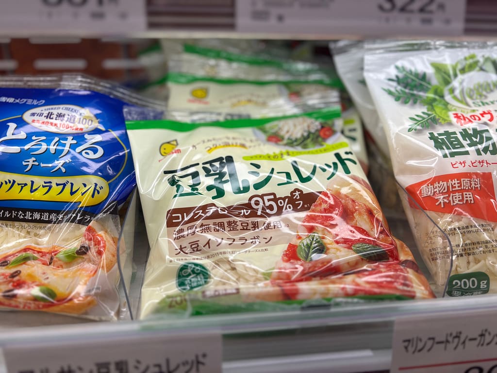 豆乳シュレッドなど植物性チーズの陳列