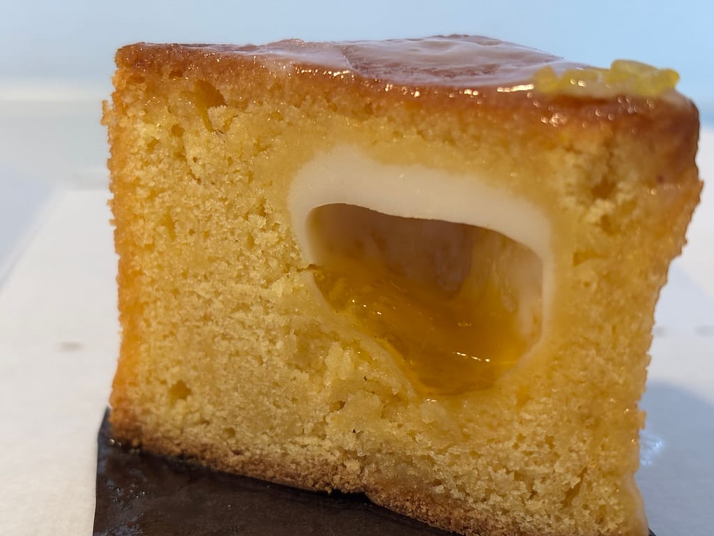 ケーキの断面のアップ（ジュレとクリームチーズが見える様子）