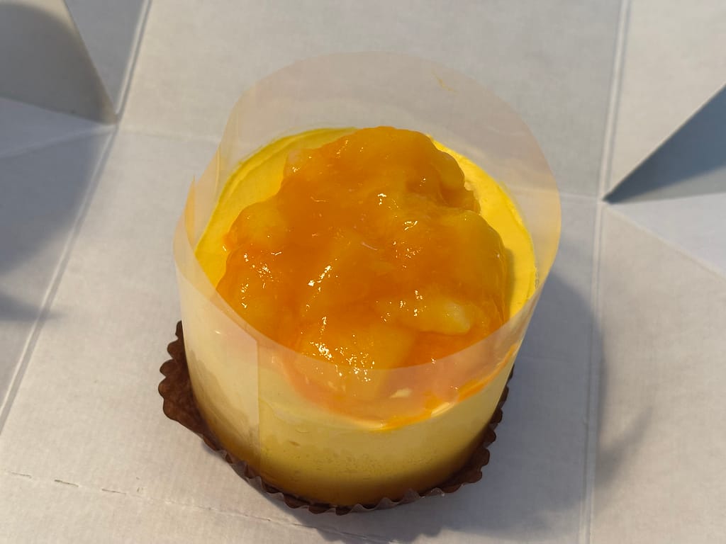 ケーキの上にマンゴー果肉がたっぷり乗っている様子