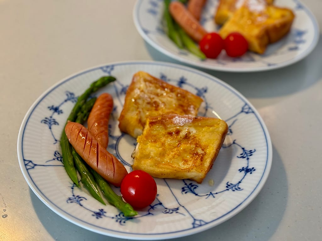 フレンチトーストにアスパラとウインナーを添えた朝食プレート