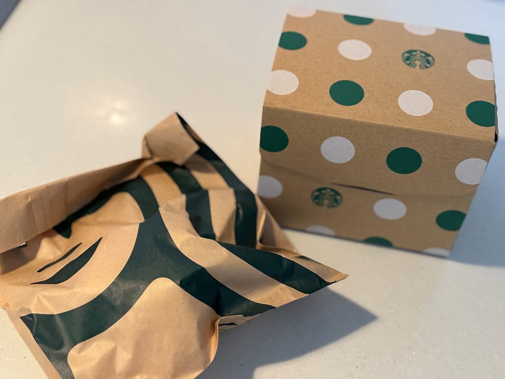 スタバのドット柄の箱と紙袋