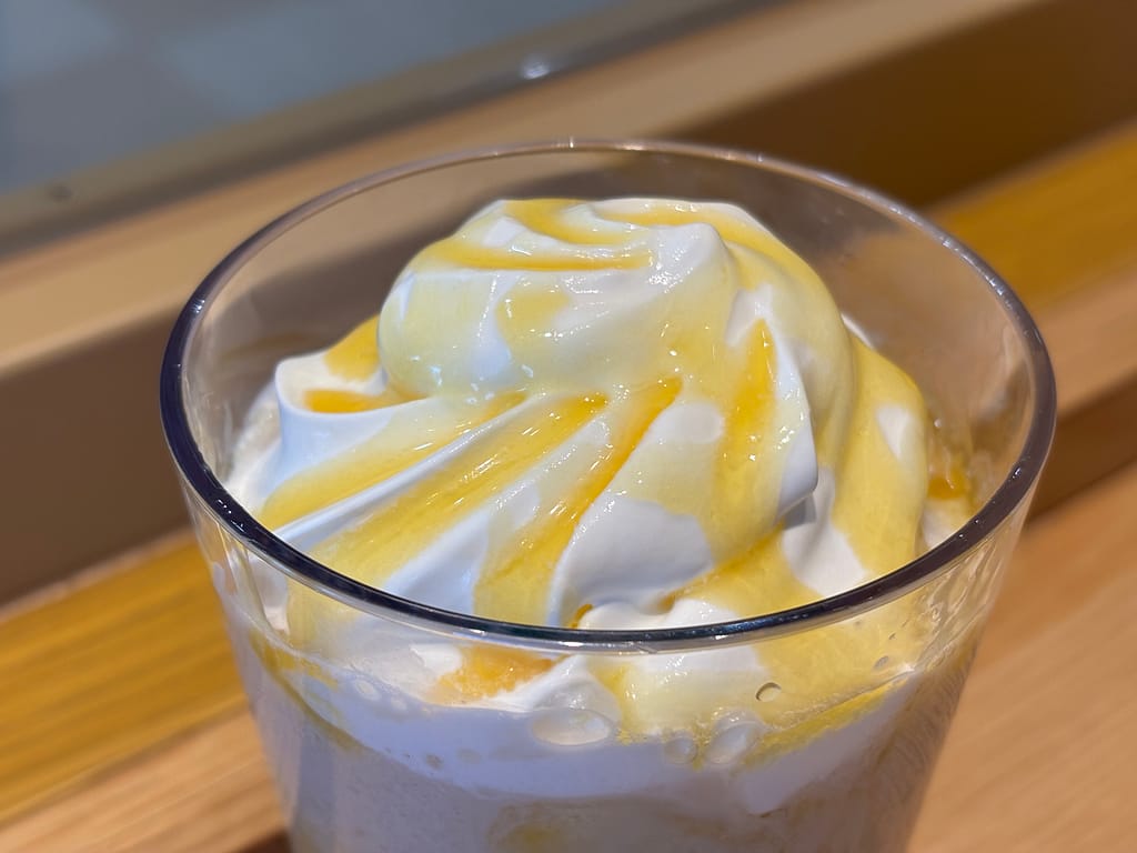 マンゴーソースがかかったフラペチーノのアップ