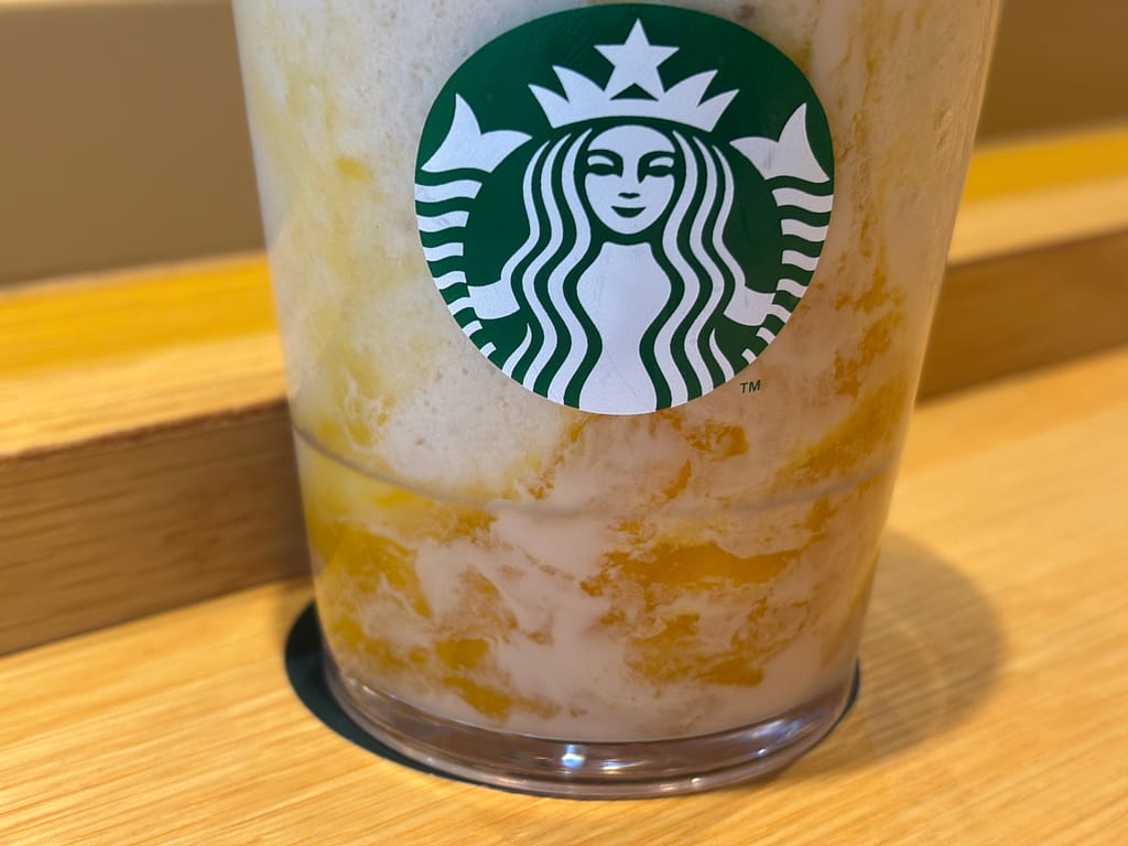 マンゴー果肉がたっぷり入ったフラペチーノのアップ