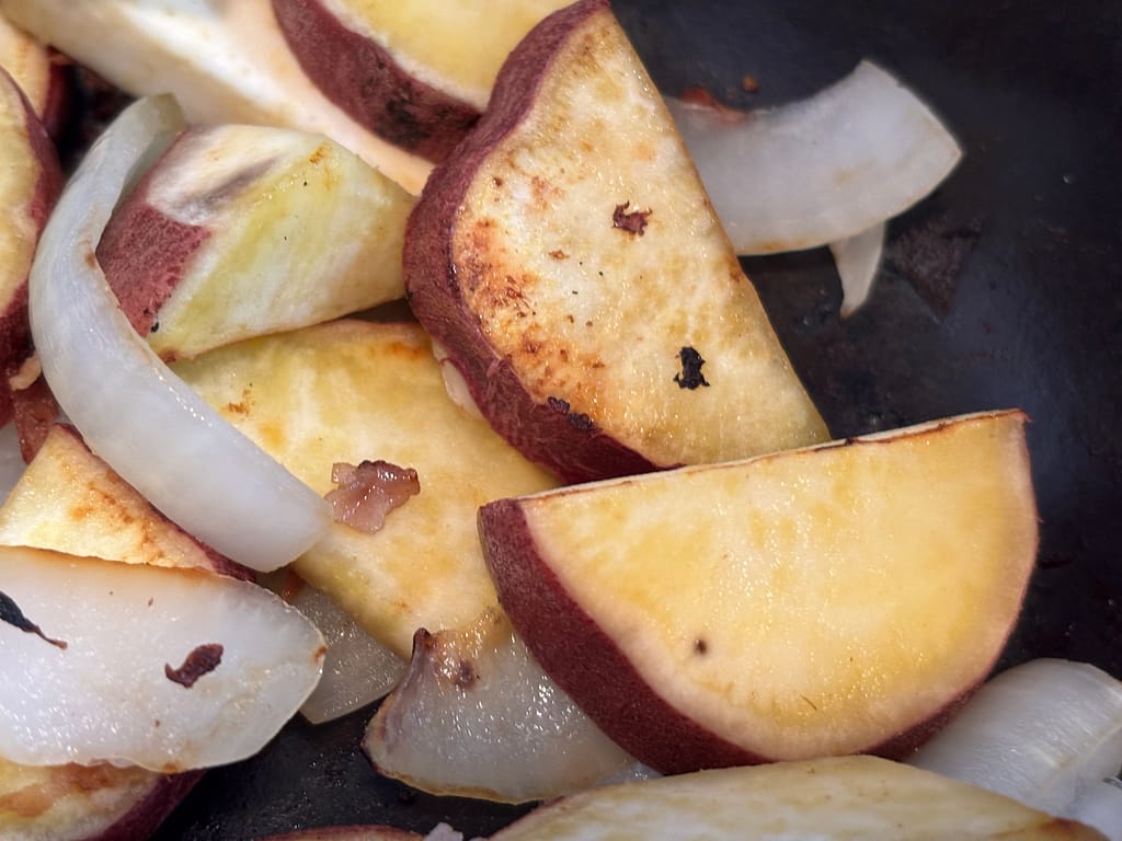 焼き色がついたさつまいもと玉ねぎが香ばしく仕上がった様子