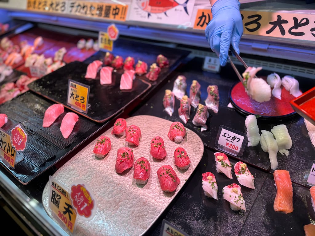 仁井田商店のお寿司が並ぶ様子