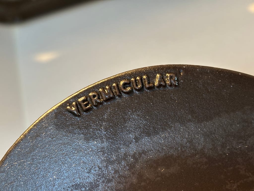 VERMICULARのブランドロゴが刻印されたユキヒラ鍋の縁部分。鋳物製ならではの重厚な質感