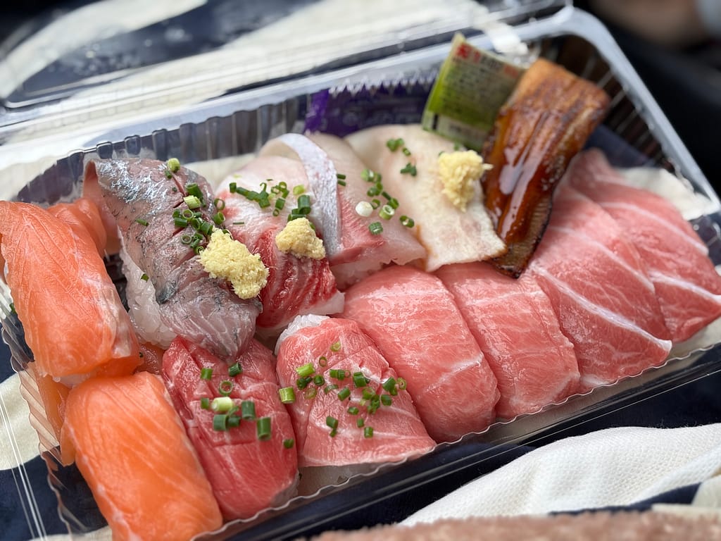 仁井田商店で購入したお寿司