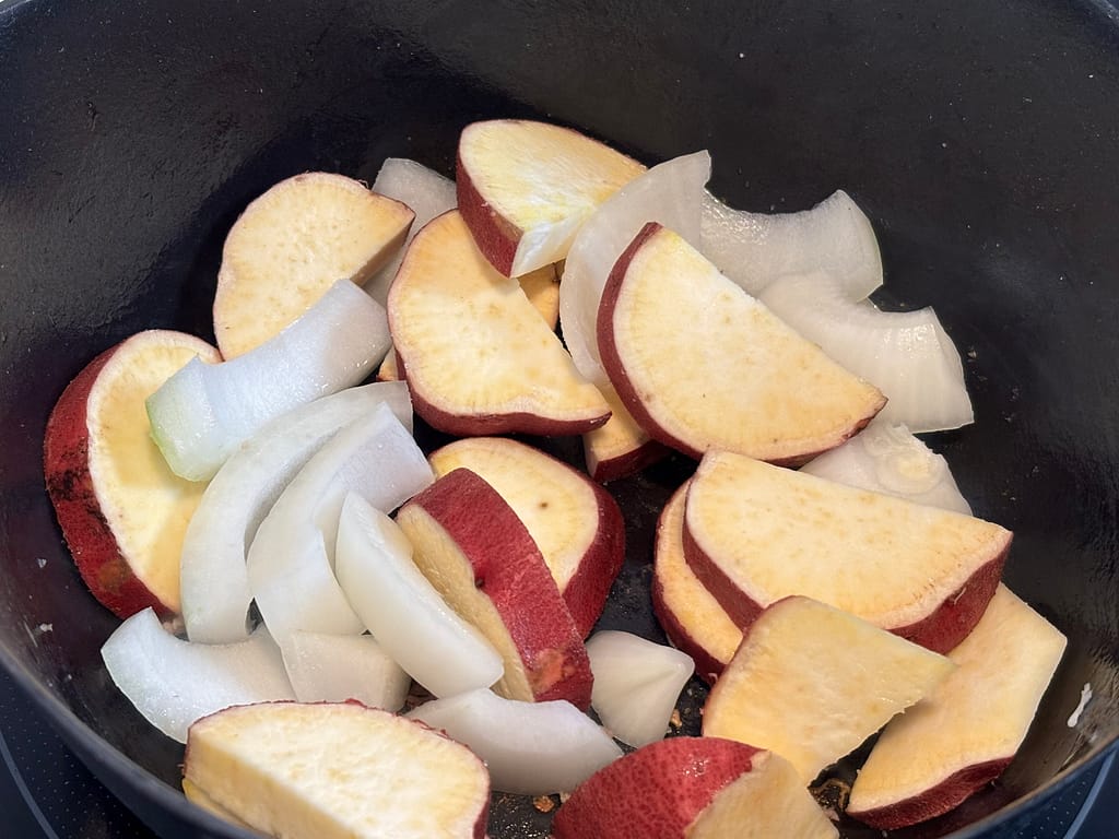 カットしたさつまいもと玉ねぎをユキヒラ鍋に加えた調理過程