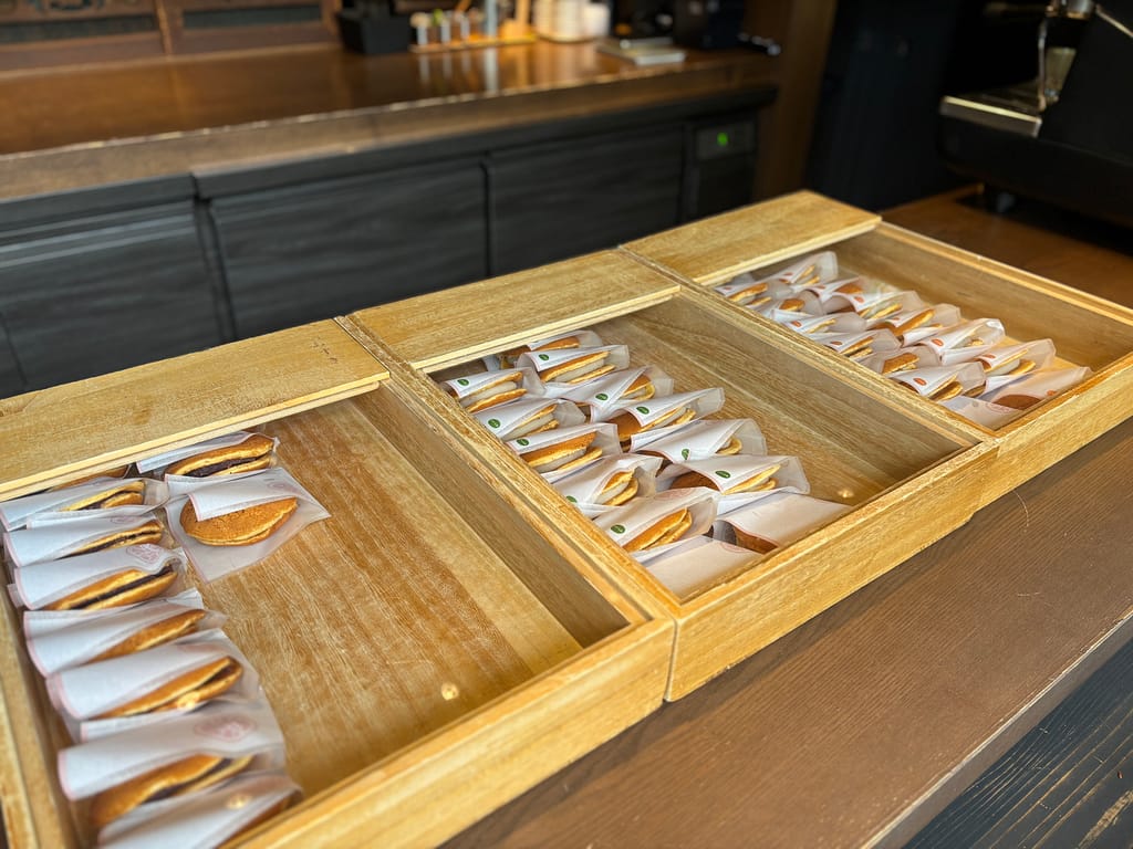 どら焼きが並ぶあけぼのカフェの店内