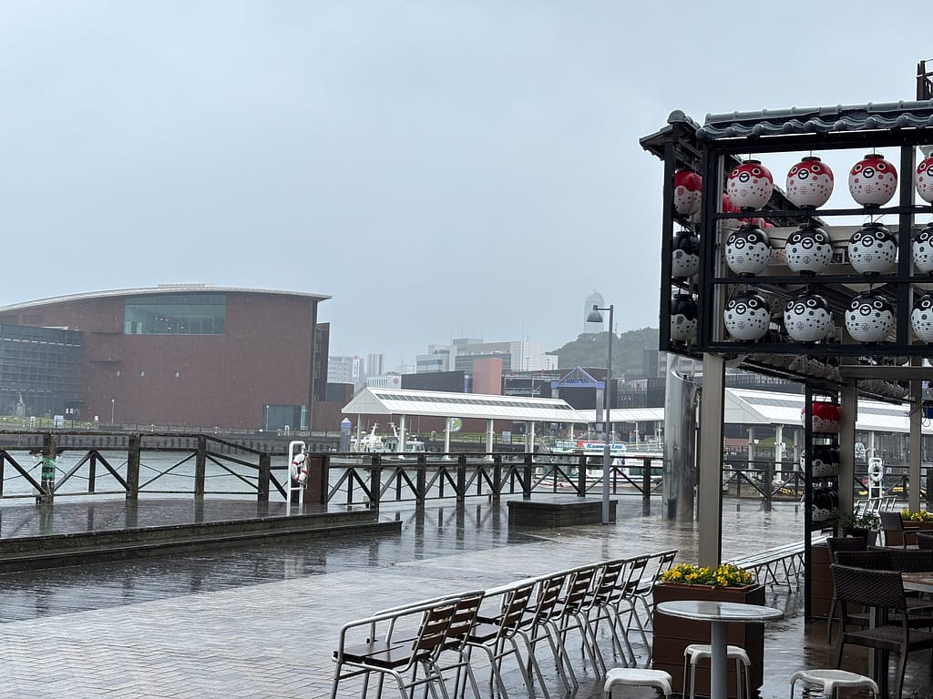 唐戸市場の外観、雨が降る様子