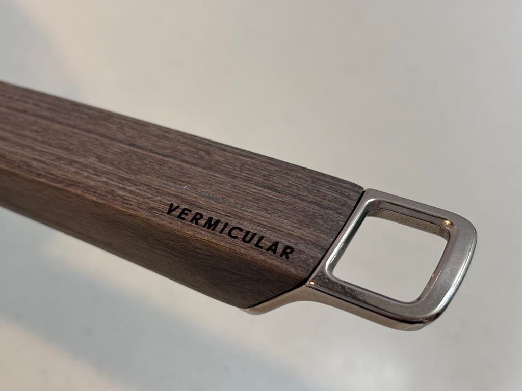 バーミキュラのユキヒラ鍋の木製ハンドル部分。ロゴ入りで高級感のある仕上がり