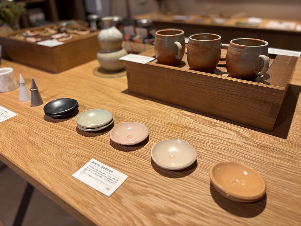 お土産コーナーに並ぶ萩焼の小皿