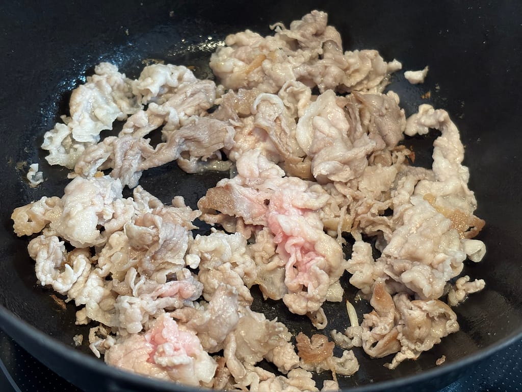 豚こま切れ肉をバーミキュラ ユキヒラで炒めている様子」