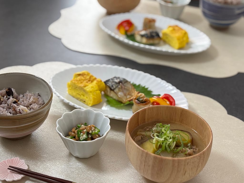 手作りの焼き魚と卵焼き、味噌汁、小鉢を組み合わせた一汁三菜の和定食メニュー