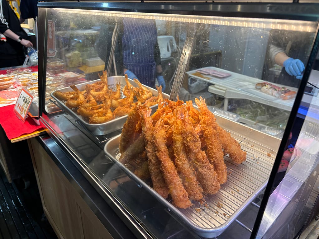 仁井田商店の揚げ物が並ぶ様子