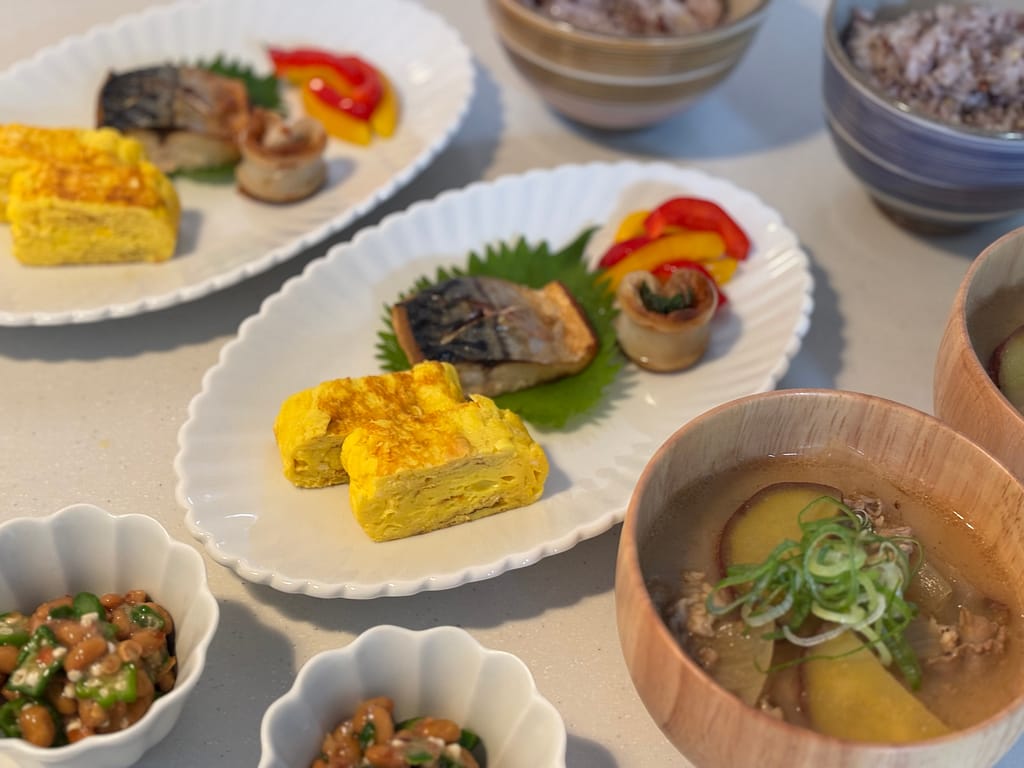 バーミキュラのユキヒラ鍋で作った味噌汁を中心に、焼き鯖や卵焼き、雑穀米を添えた和朝食の献立