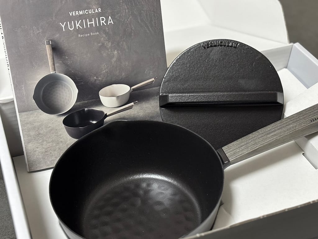 バーミキュラ ユキヒラ18cm(木製ハンドル付き)とレシピブック、鍋敷きがセットになった開封時の様子