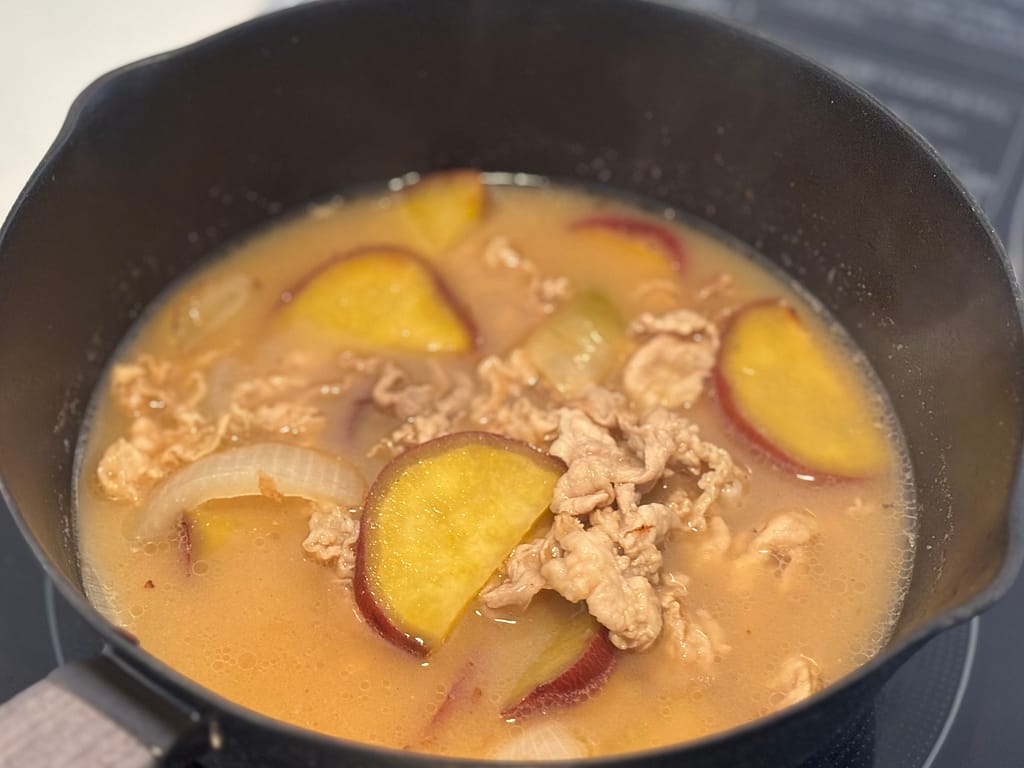 バーミキュラ ユキヒラで作る豚肉とさつまいもの味噌汁の完成イメージ