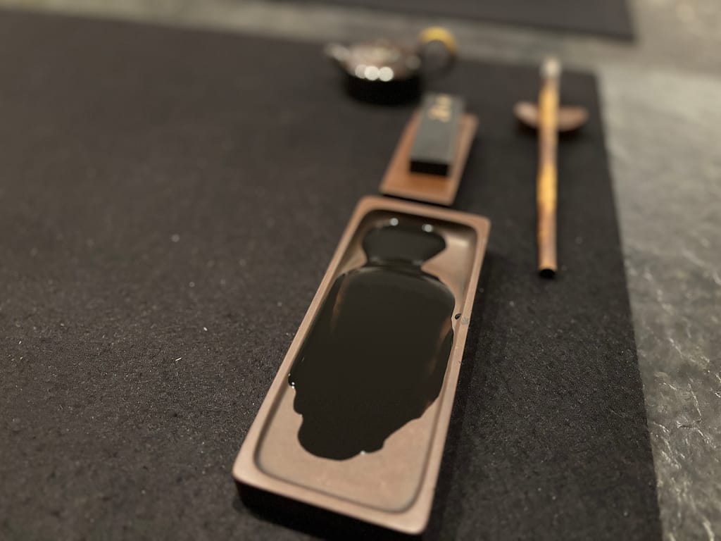 硯で炭をすった様子