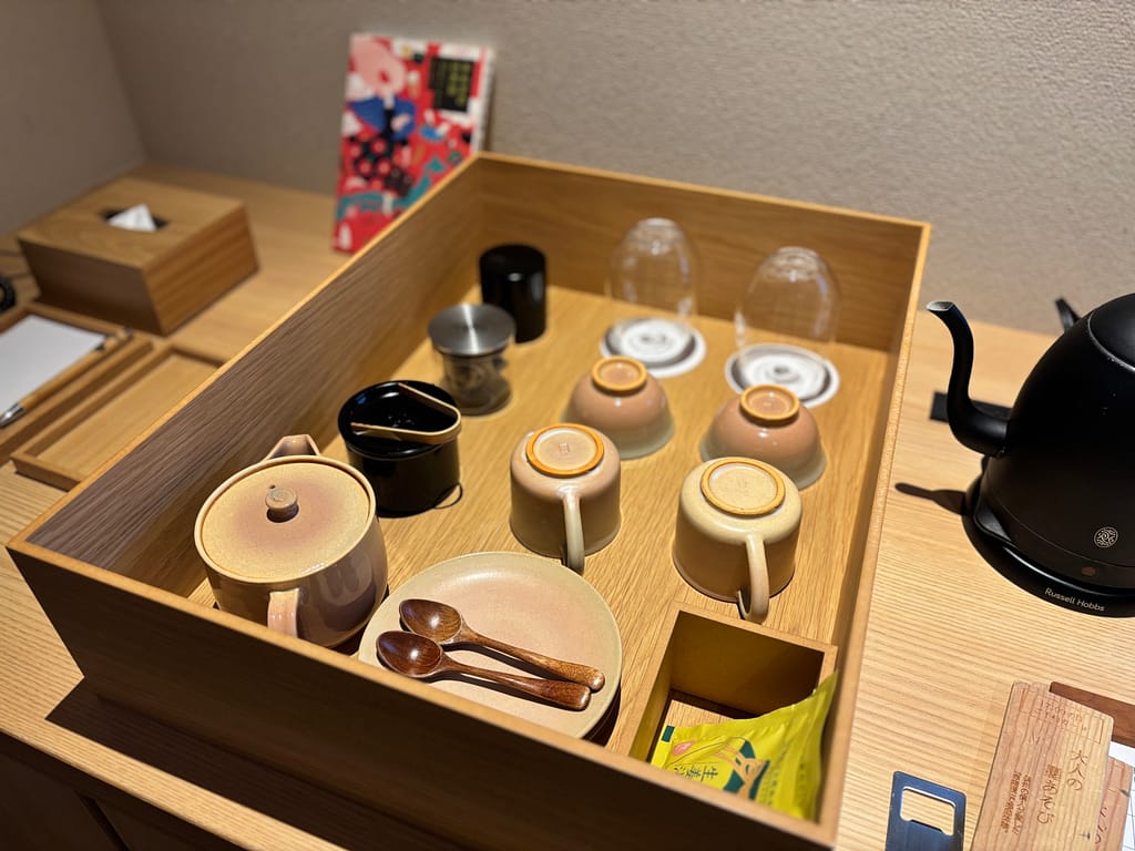 客室に備えられた萩焼の茶器セット