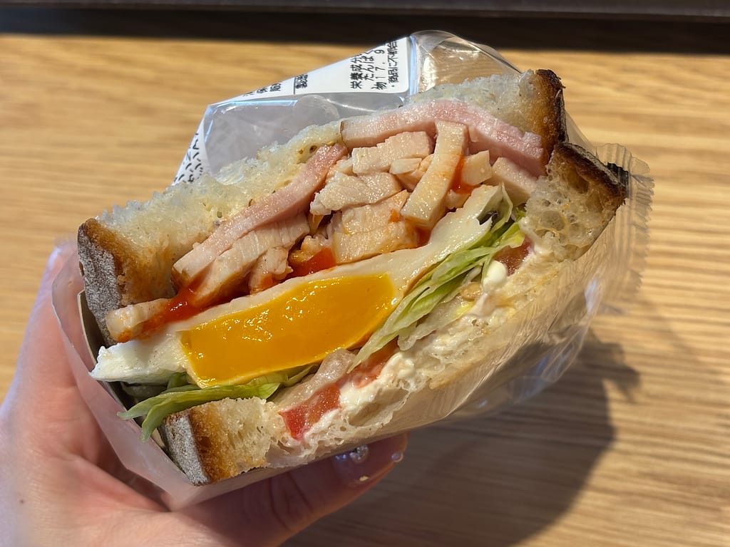 クラブハウス石窯カンパーニュサンドのアップ画像