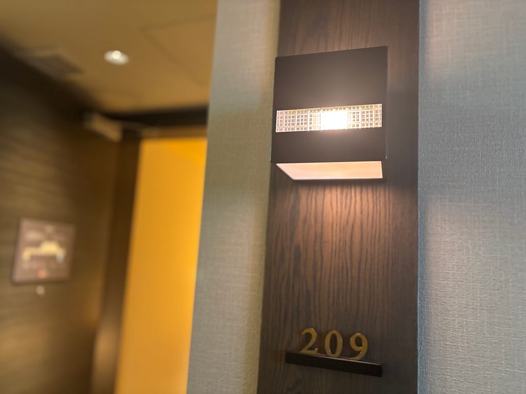 客室番号のデザインを凝らしたガラス細工