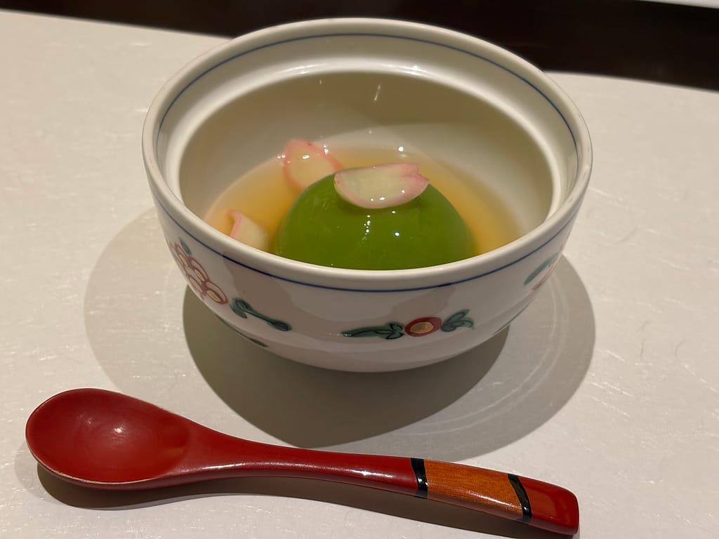 えんどう豆と鶏つくねの葛寄せのアップ