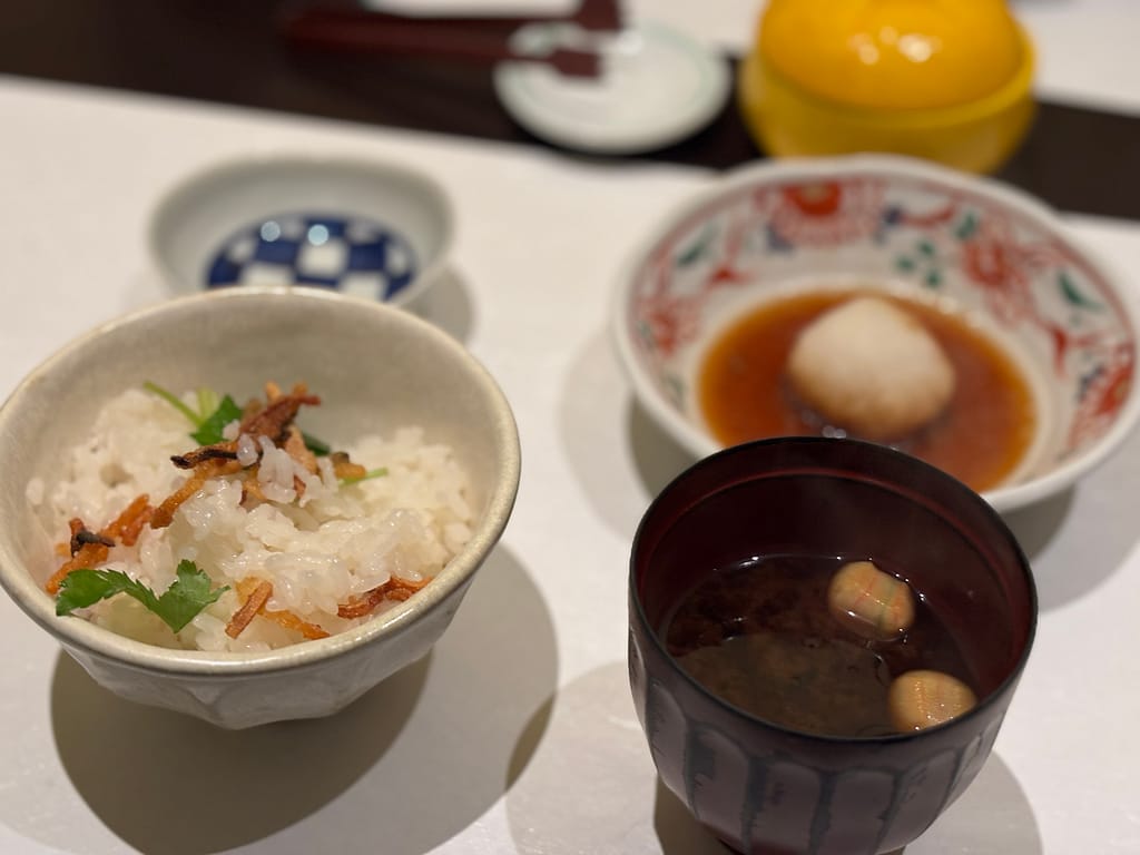 ご飯と汁物のアップ