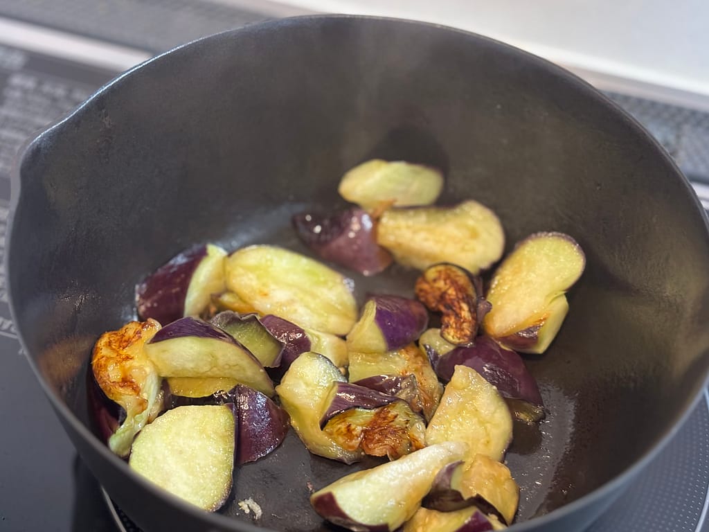 バーミキュラ雪平でなすを炒めている様子