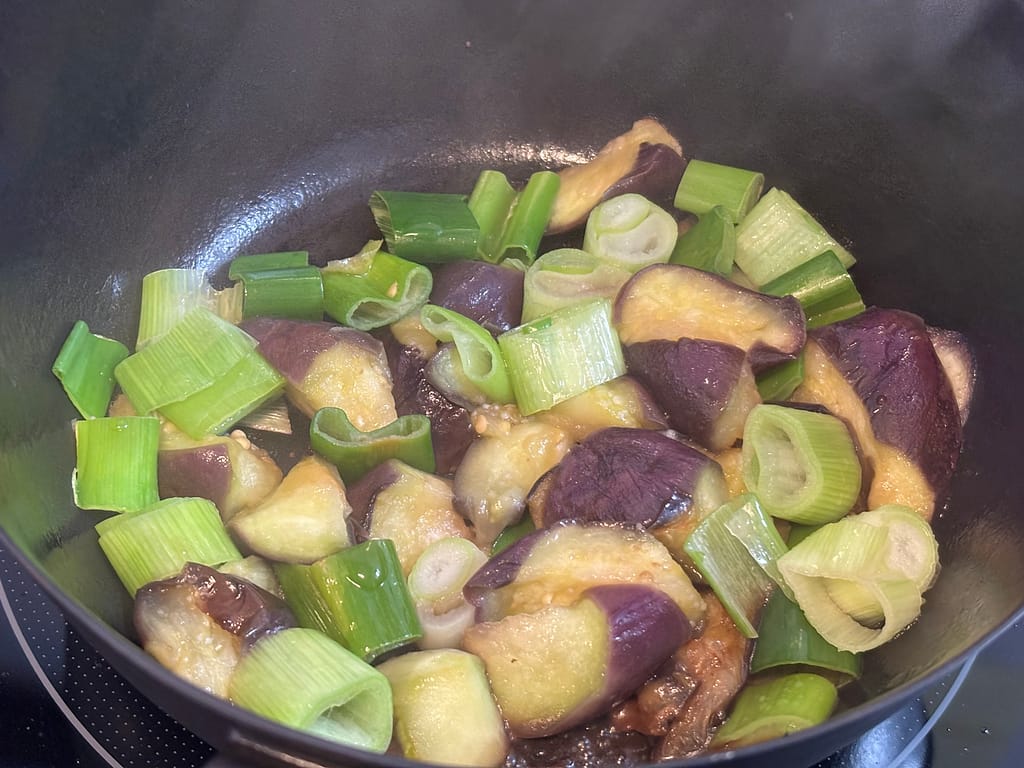 バーミキュラ雪平でなす、ネギを炒めている様子