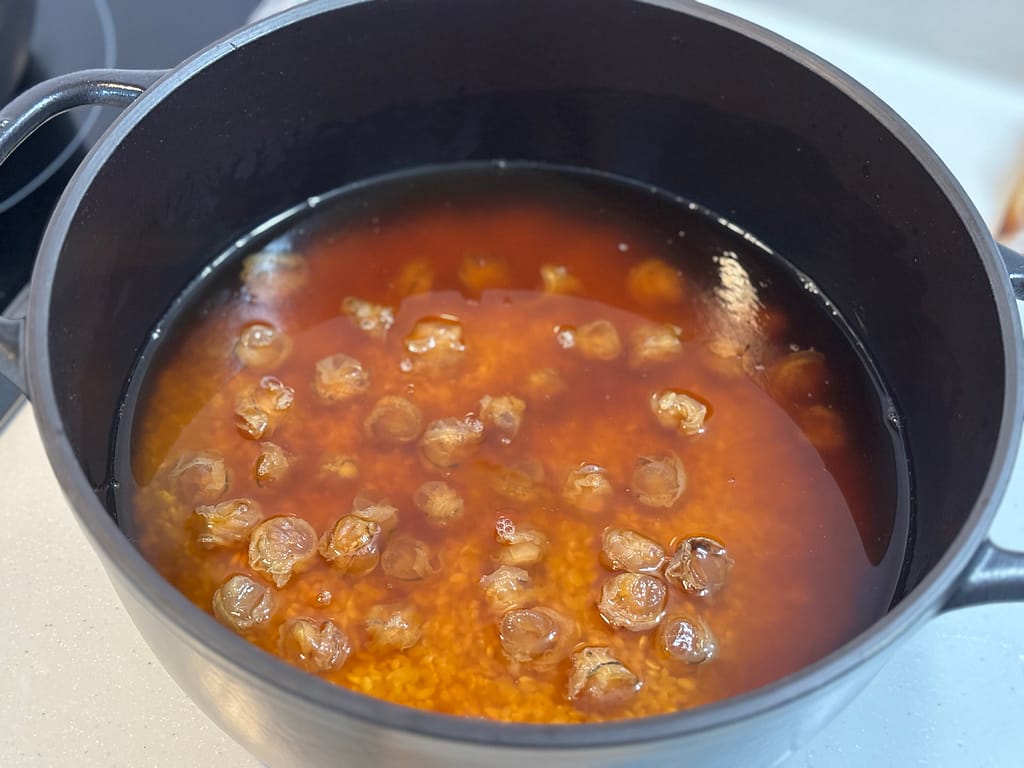 バーミキュラライスポットで炊く前のホタテ貝柱の炊き込みご飯。米と調味料にホタテの旨みが染み出した状態。