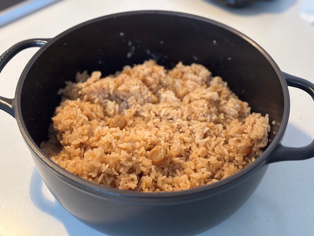 バーミキュラライスポットで炊き上がったホタテ貝柱の炊き込みご飯。ふっくらとしたご飯にホタテがたっぷり混ざっている。